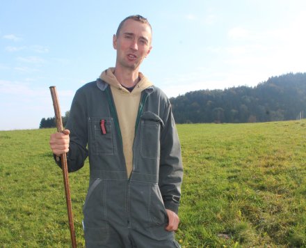 Andreas Badinger steht auf einer Wiese